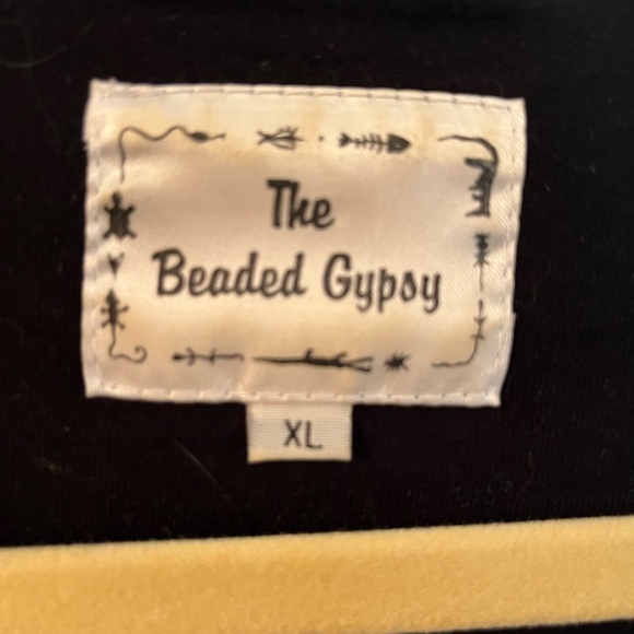 Beautiful shirt with beaded design - Picture 3 of 4